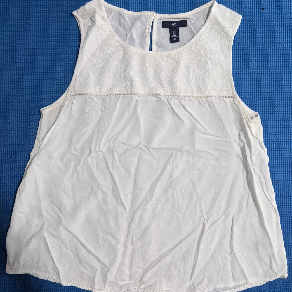 Adorable sleeveless blouse
